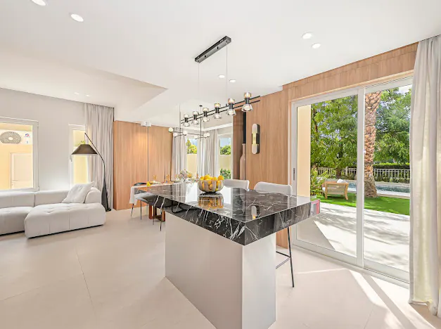 4BR townhouse in Springs